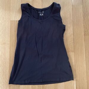 Black sleeveless shirt 